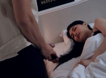 Дочь делает селфи, когда вошел ее отчим