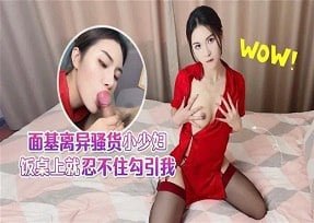 Сексуальная девушка с белыми юбками сжигает секс