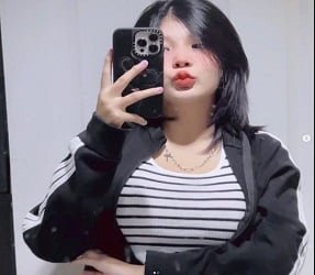 Приглашает двоюродного брата открыть секреты, когда родители находятся вдали от дома